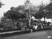 Retrato de grupo de pessoas no jardim de uma Quinta em local não identificado na Ilha da Madeira