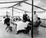 Sir George Bullough com um grupo de pessoas a bordo do iate "Rhouma" na baía do Funchal 