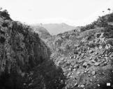 Paisagem sobre um vale e ribeira em local não identificado, na Ilha da Madeira