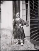 Retrato de D. Gabriela Vera de Sousa com traje regional (corpo inteiro) 