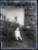 Retrato de criança no jardim (corpo inteiro)