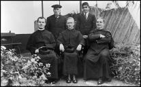 Retrato do padre Ernesto João Schmitz, sentado, ao centro, acompanhado com quatro amigos (corpo inteiro)