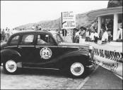 Automóvel Austin A 40 (1949) do piloto Joel Ramos, na segunda prova de perícia do 5.º Raid Diário de Notícias, na estrada marginal da vila da Ribeira Brava.