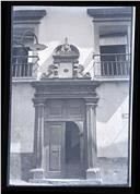 Porta de entrada do solar de Nicolau Geraldo de Freitas Barreto (atual Secção Regional da Madeira do Tribunal de Contas), na rua do Esmeraldo, Freguesia da Sé, Concelho do Funchal