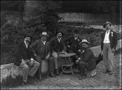 Retrato de grupo de homens a jogar às cartas no caminho da Lombada, Freguesia do Monte, Concelho do Funchal