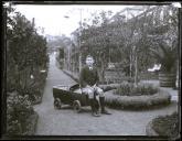 Kenneth Guex Courtenay Shaw, no jardim de uma casa, na rua Coronel Cunha, Freguesia de Santa Maria Maior, Concelho do Funchal