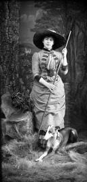 Retrato de uma mulher, filha do governador civil Vasco Guedes de Carvalho e Meneses, acompanhada de um cão (corpo inteiro)