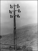 Poste de alta tensão de 16 metros (30.000 volts) de reforço com travessas de cimento colocado na linha Ribeira Brava - Funchal, ilha da Madeira
