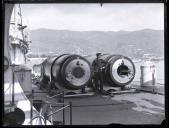 Marinheiro entre dois canhões de navio de guerra ancorado no porto da cidade Funchal