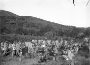Grupo de militares do Exército português almoçando num acampamento de treino militar, em local não identificado de Portugal Continental