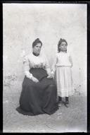 Retrato de uma mulher e uma menina, em local não identificado, na Ilha da Madeira