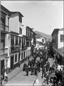 Bando do precatório em cortejo na rua do Conselheiro Vieira (atual rua da Carreira), Freguesia da Sé, Concelho do Funchal
