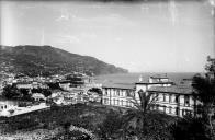 Vista parcial da baía e cidade do Funchal (oeste/este), vendo-se a fachada posterior do hospício Princesa D. Maria Amélia