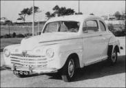 Automóvel Ford V8 Coupé 100 CV (1946) de José Lobo, inscrito no 6.º Raid Diário de Notícias, fotografado em local não identificado
