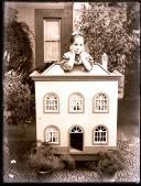 Retrato de menina sobre uma casa de bonecas (busto)