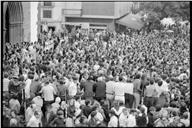 Manifestação de cristãos católicos, em frente à Sé Catedral do Funchal, contra a ocupação do edifício do Seminário por estudantes do Liceu Nacional do Funchal e contramanifestação dos apoiantes dos estudantes, Freguesia da Sé, Concelho do Funchal