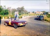Automóvel Triumph Stag (1972) do piloto Charles Vidal, a circular na estrada regional 102, no sítio das Quatro Estradas, Freguesia de Santo António da Serra, Concelho de Machico, no 4.º Raid Diário de Notícias
