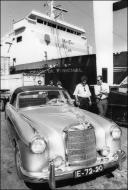 Desembarque do automóvel Mercedes 229 S Cab. (1959) de Horácio Gonzalez, participante no 4.º Raid Diário de Notícias, no porto do Funchal, Freguesia da Sé, Concelho do Funchal
