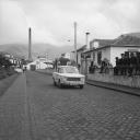 Automóvel de competição Fiat 1500, do piloto Rui Goes Ferreira, durante o circuito de velocidade de Machico, da VII Volta à Ilha da Madeira, na rua do Ribeirinho, Freguesia e Concelho de Machico