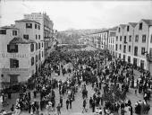Catafalco de homenagem ao "Soldado Desconhecido", na avenida Dr. Manuel de Arriaga (atual avenida Arriaga), Freguesia da Sé, Concelho do Funchal, vendo-se o ajuntamento de população a assistir à cerimónia