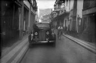 Automóvel na rua da Carreira, junto ao estúdio "Photographia Vicente", Freguesia da Sé, Concelho do Funchal