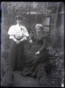 Retrato de duas mulheres no jardim