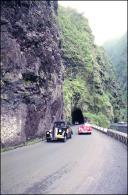 Automóveis Morris 10 (1948) e Jaguar XK 140 Roadster (1955), à saída de um furado, junto ao desfiladeiro da Ribeira do Inferno, Freguesia e Concelho de São Vicente, no 6.º Raid Diário de Notícias
