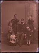 Retrato de António Neves acompanhado de uma mulher e quatros crianças (corpo inteiro)