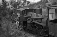 Maquinista e um homem no comboio da Companhia de Ferro do Monte, Freguesia do Monte, Concelho do Funchal
