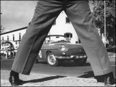 Curioso enquadramento do automóvel Renault Caravella (1962) do piloto Gilberto Freitas, na prova de perícia do 1.º Raid Diário de Notícias, na avenida do Mar e das Comunidades Madeirenses, Freguesia da Sé, Concelho do Funchal