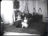 Retrato de família no interior de uma sala de estar (corpo inteiro)