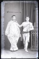 Retrato de dois homens, um vestido de ginasta e outro fantasiado de palhaço (corpo inteiro)