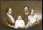 Retrato do Dr. João Catanho de Menezes acompanhado de uma mulher e duas crianças (meio corpo)