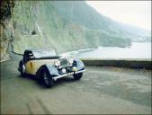 Panorâmica da orla costeira de São Vicente, vislumbrando-se, em primeiro plano, o automóvel Bugatti 57 Stelvio (1936) do piloto João Lacerda, no 3.º Raid Diário de Notícias