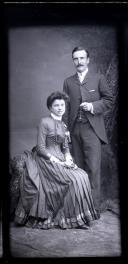 Retrato de I. H. Boughton Leigl acompanhado de uma mulher (corpo inteiro)