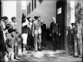 Príncipe George, duque de Kent, e o gerente Thomas Mullins, na saída da Madeira Wine Company, Freguesia da Sé, Concelho do Funchal