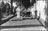 General Óscar Carmona e Francisco Vieira Machado, ministro das Colónias, num carro de cesto, no caminho do Monte, Freguesia do Monte, Concelho do Funchal