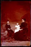 Retrato de uma mulher, esposa de Francisco Pinto Correia, com duas crianças (corpo inteiro)