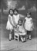 Retrato das meninas Maria Lígia, Maria Ângela, Maria Eulália, Maria Helena, filhas de Maria Conceição Valente e de Vicente Gomes da Silva (corpo inteiro)
