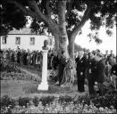 Descerrar do busto do poeta António Nobre, por ocasião da sua inauguração, no largo António Nobre, Freguesia de São Pedro (atual Freguesia da Sé), Concelho do Funchal