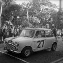 Automóvel de competição Austin Cooper S, do piloto Mário Figueiredo, na VII Volta à Ilha da Madeira, na partida na avenida Arriaga, Freguesia da Sé, Concelho do Funchal