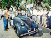 Automóvel Standard 8A Tourer (1938) do piloto António Justino Freitas, na linha de partida do 2.º Raid Diário de Notícias, na avenida Arriaga, Freguesia da Sé, Concelho do Funchal
