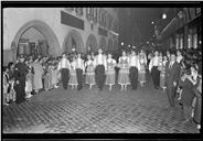 Grupo de marchantes de Santo António no cortejo luminoso das Festas de Final do Ano na rua do Bettencourt, Freguesia da Sé, Concelho do Funchal
