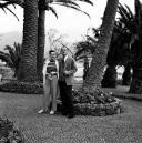 Ator britânico Nigel Patrick e sua esposa Beatrice Campbell, nos jardins do Reid's Palace Hotel, Freguesia de São Martinho, Concelho do Funchal