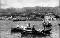 Bomboteiros na baía da cidade do Funchal
