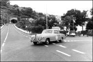 Automóvel Mercedes Benz 220 S Coupé (1959) do piloto Gil Canha, no cruzamento à saída da vila de Santa Cruz, na segunda etapa do 2.º Raid Diário de Notícias