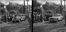 Duas imagens dos automóveis de competição: Rilex do piloto E. Marote Perestrelo e Peugeot do piloto Armando Silva, na linha de partida da 1ª Volta à Ilha da Madeira, na Avenida Arriaga, Freguesia da Sé, Concelho do Funchal