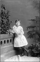 Retrato de uma menina, filha de Adelaide A. Pereira (corpo inteiro)