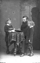 Retrato de Henry Price Miles e seus filhos Henry Alfred Miles, à esquerda, e Charles Vaughan Miles, à direita (corpo inteiro)