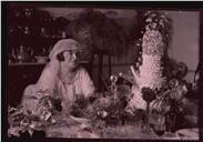 Retrato de noiva junto à mesa do bolo de casamento (meio corpo)